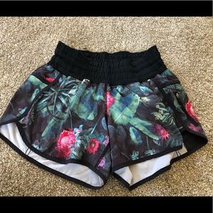 Lululemon speed short Sz 6 curious jungle
